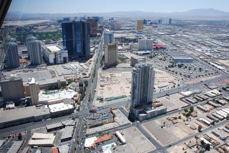Der berühmte "Strip" in Las Vegas, vom "Stratosphere Tower" aus gesehen.