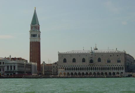 Campanile und Dogenpalast in Venedig.