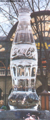 Coke in Ice - eine Eisplastik, die in der ersten Winteröffnung des Europa-Park ausgestellt war.