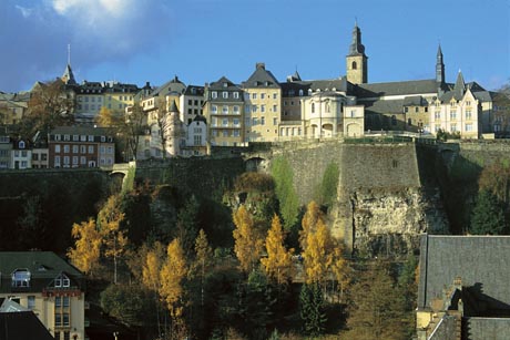 Die Landeshauptstadt Luxemburg besitzt zahlreiche Sehenswürdigkeiten - wie etwa die Festung mit den berühmten in die Felsen gehauenen Kasematten sowie die historische Altstadt. Foto: djd/LCTO