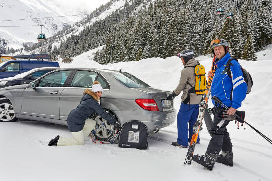 Vor allem bei Fahrten in schneereiche Gebiete sollten Schneeketten zur griffbereiten Grundausstattung von Autofahrern gehören. Foto: djd/RUD Ketten