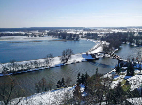Das winterliche Hochwasser wirkt in Schnee und Eis geradezu verzaubert. Foto: djd/Tourismusverein NLP UO