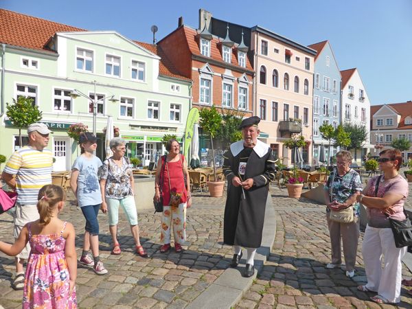 Für Gruppen werden in Ueckermünde historische Stadtführungen organisiert. Foto: djd / Seebad Stadt Ueckermünde - Uta Sommer