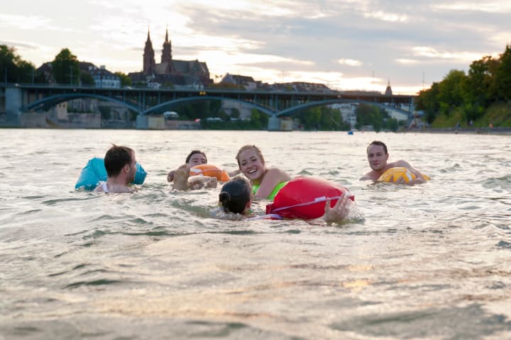 Rheinschwimmen in Basel - Bild (c) Basel Tourismus / Andreas Zimmermann