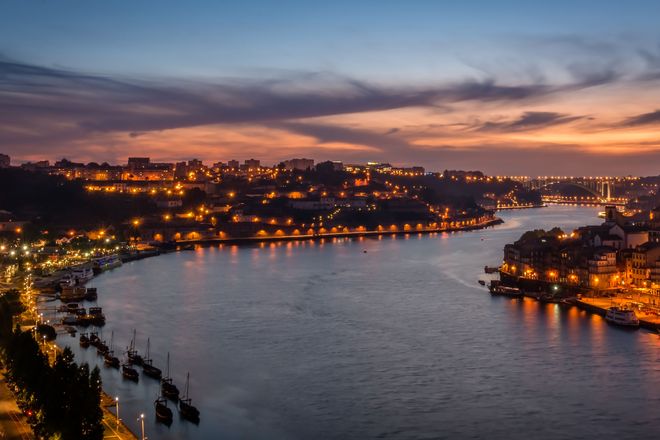 Ein Highlight auf der Flusskreuzfahrt ist der Anblick der festlich erleuchteten Hafenstadt Porto. Foto: djd/nicko-cruises.de/thx