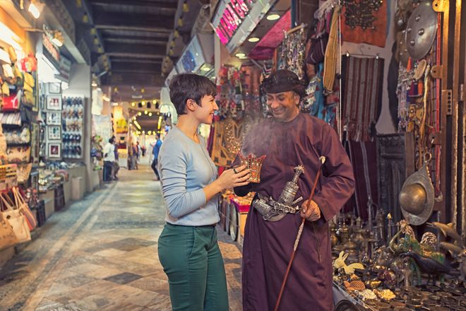 Traditionen, Gerüche und Gewürze prägen die unverwechselbare Kultur des Orients. Der kostbare Weihrauch etwa ist in den Souks in Oman allgegenwärtig. Foto: djd/Sultanate of Oman