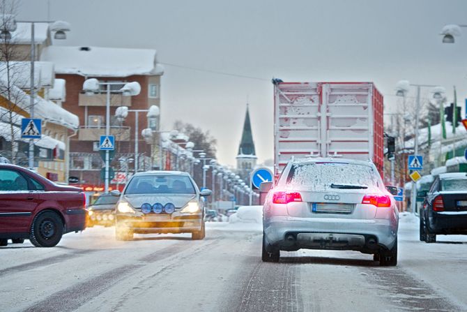 Im Winter ohne zugelassene winterliche Bereifung unterwegs zu sein, kann für den Fahrer und den Fahrzeughalter teuer werden. Foto: djd/Continental