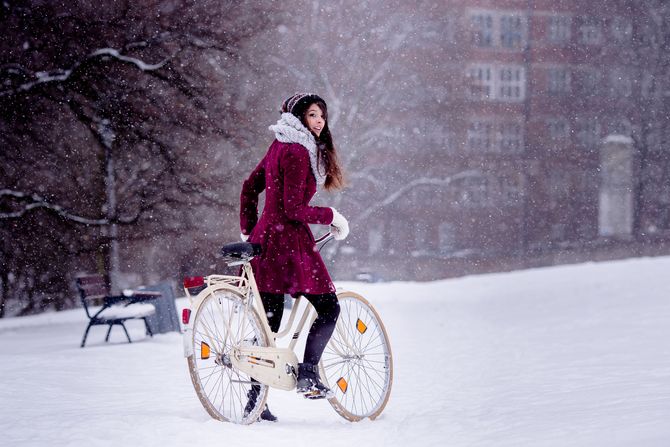 Riskant, aber möglich - mit den richtigen Verhaltensregeln: Radfahren im Winter. Foto: dtd/thx