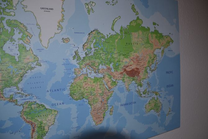 Die Weltkarte auf Holz von Weltkarten.de.