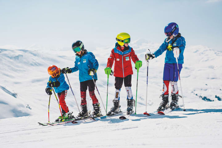 Kleine Skifahrer auf den Pisten - Bild © Schweiz Tourismus / Fotograf Silvano Zeitler